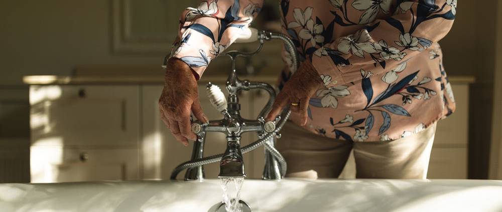 milano badante doccia anziani igiene personale aes domicilio